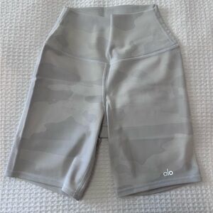 ALO gray camo biker shorts